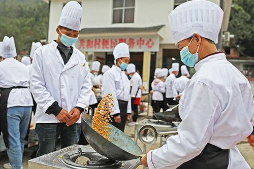 农闲时节学艺忙，技能扶贫助增收——彭水共和村为村民提供餐饮服务技能培训